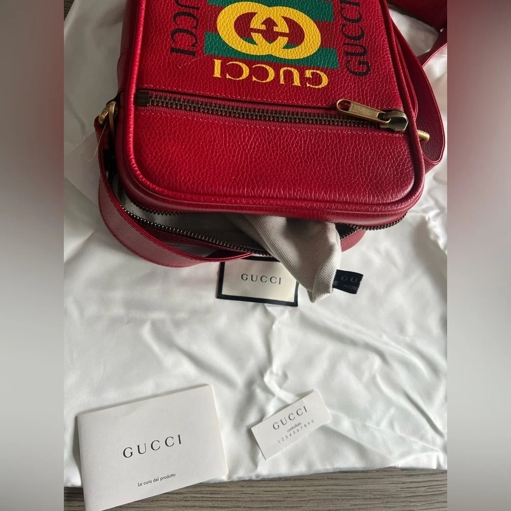 GUCCI Logo Print Leather Grained Calfskin Logo Messenger Bag Hibiscus Red